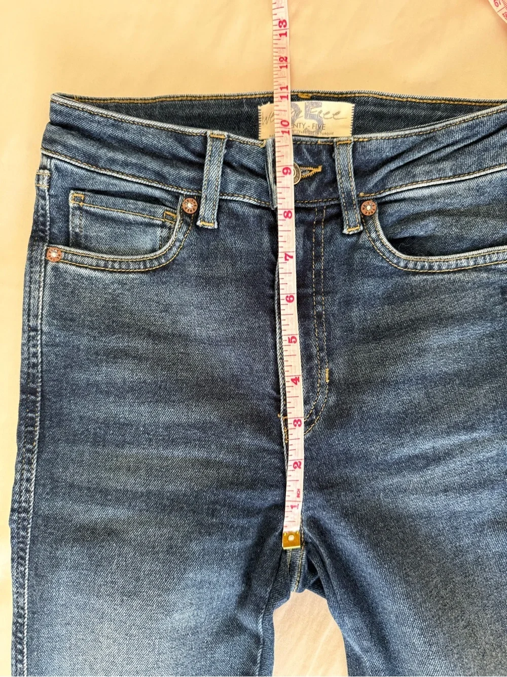 We The Free // Free People Dark Indigo Skinny Jeans with Frayed Hem Women’s 25